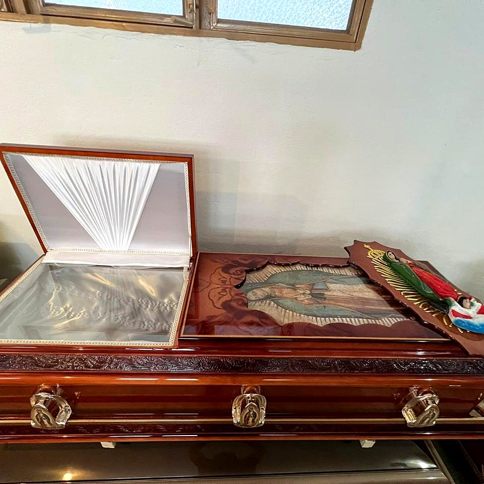 Ataúd con imagen de la Virgen de Guadalupe