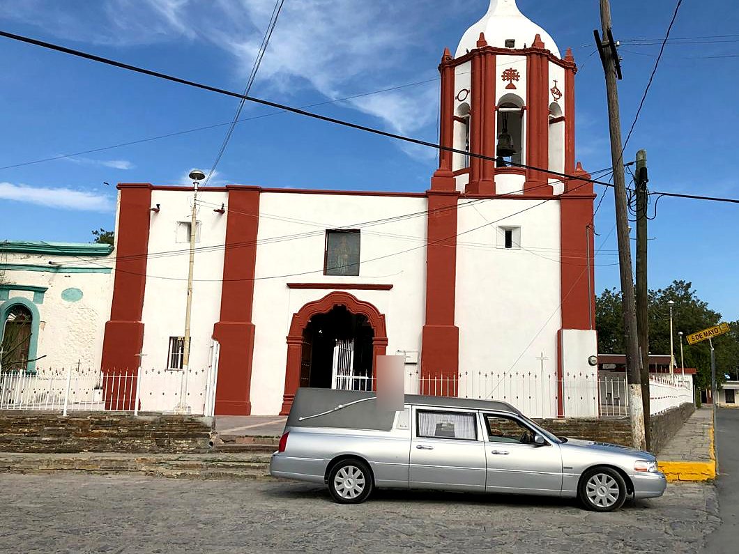Carroza plateada frente a una iglesia