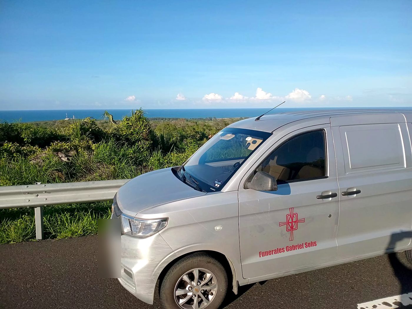 Unidad de traslado de Funerales Gabriel Solís en carretera junto al mar