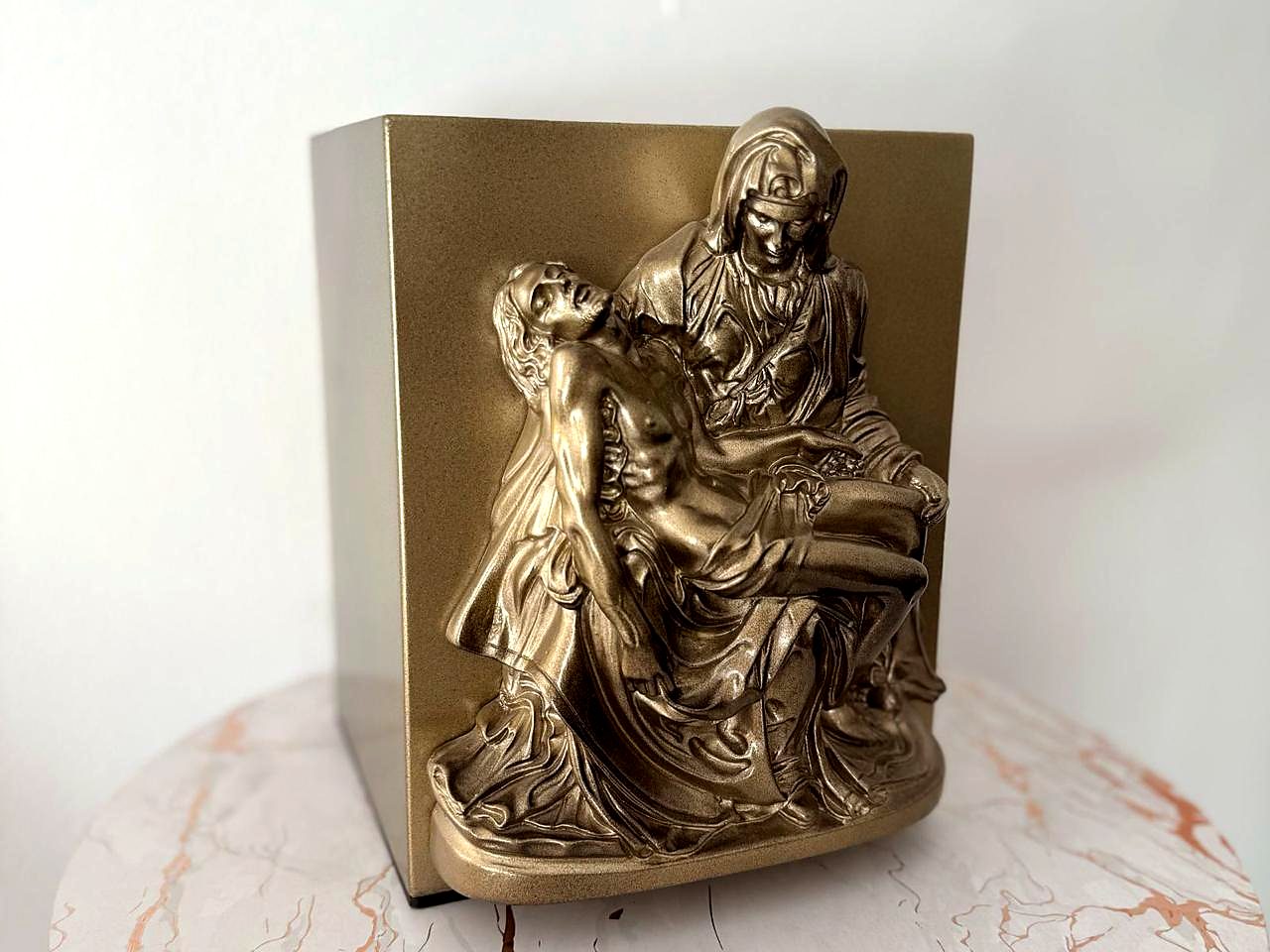 Urna dorada con La Piedad en relieve
